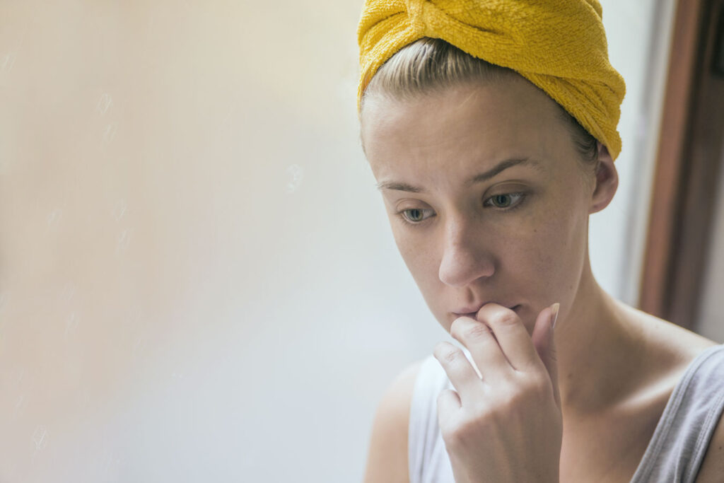 mädchen knabbert sich an den haenden