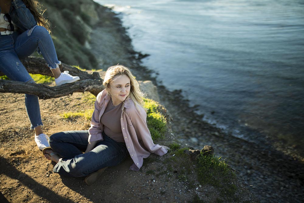 jugendliche genießt das draußen sein