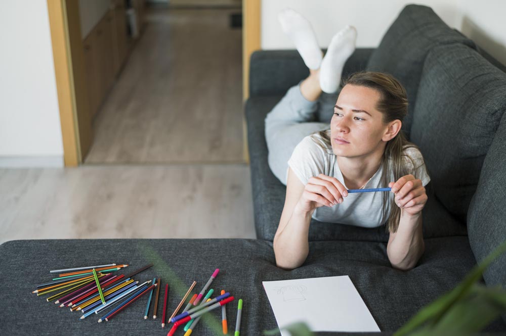 jugendliche sitzt auf der couch