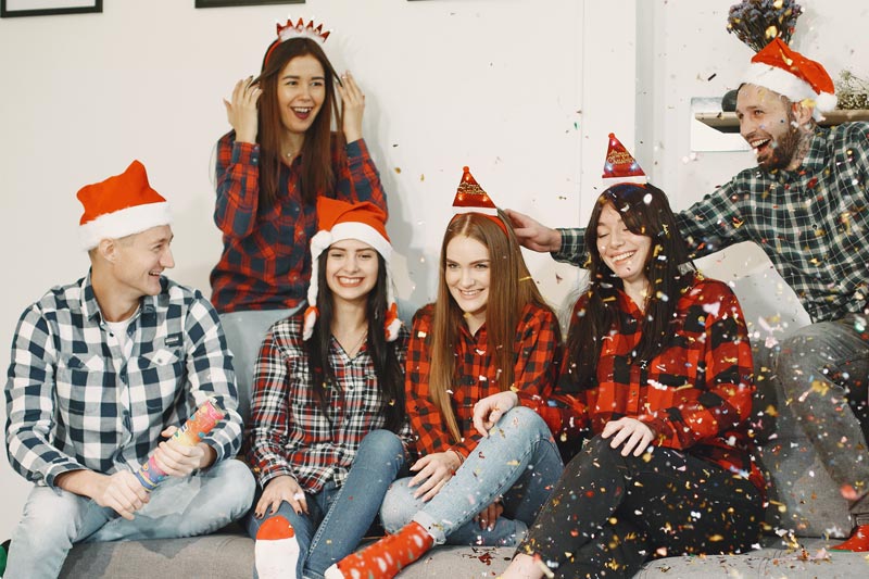 Gruppe junger Menschen Weihnachtsfeier